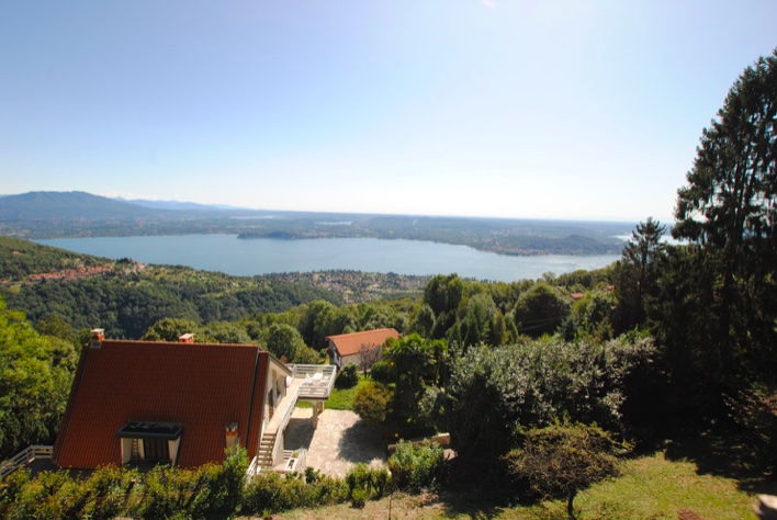 Magnificent villa with lake view on the dominant San Salvatore hill on Lake Maggiore - 2