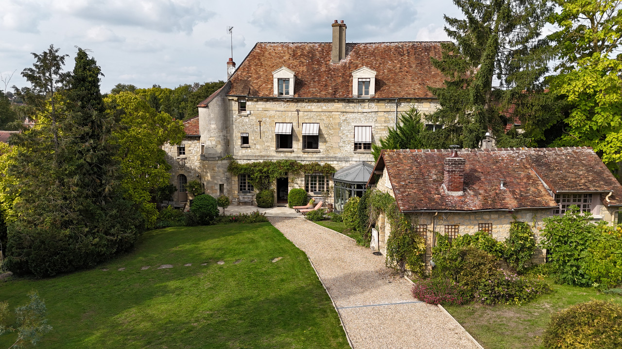 Val-d’Oise: 17th-Century Estate on 4,930 m² with 4 Independent Houses, Outbuildings and Swimming Pool