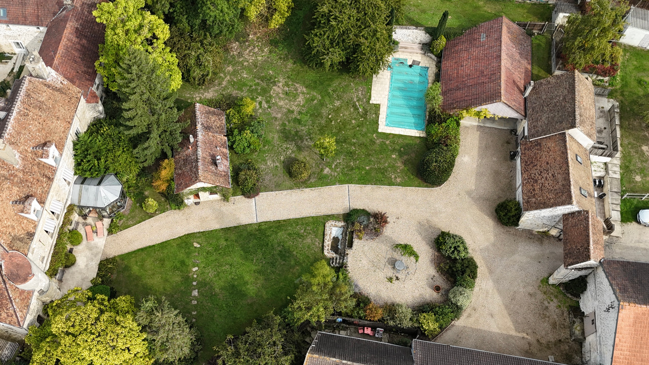 Val-d’Oise: 17th-Century Estate on 4,930 m² with 4 Independent Houses, Outbuildings and Swimming Pool - 3