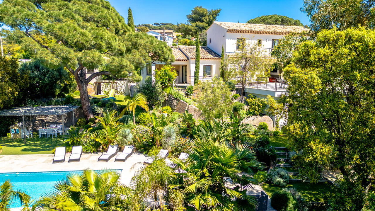 Beautifully renovated villa using high-quality materials, offering a lovely sea view