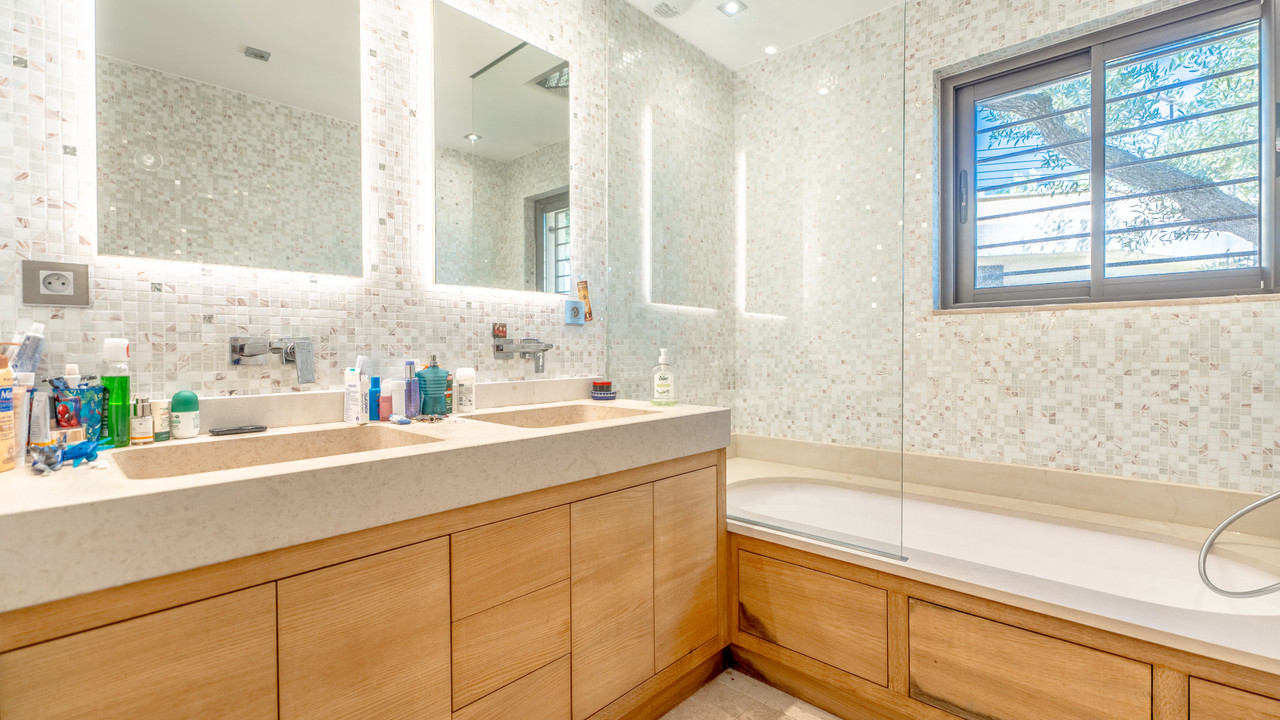 Beautifully renovated villa using high-quality materials, offering a lovely sea view - 2