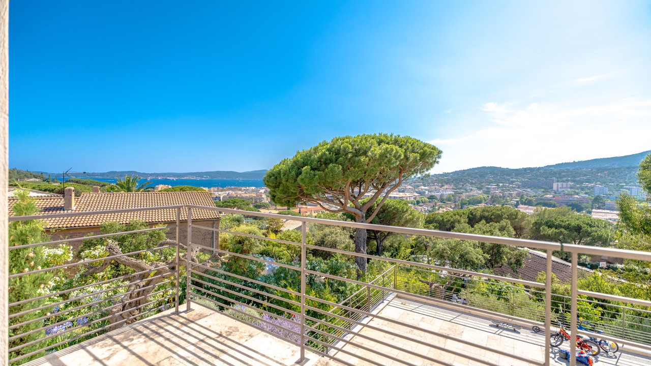 Beautifully renovated villa using high-quality materials, offering a lovely sea view - 4