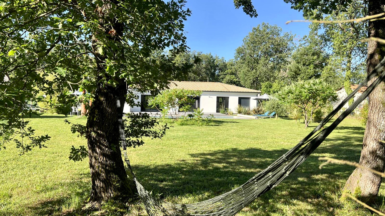 Beautiful detached 4 bed luxury home with heated pool and landscaped garden