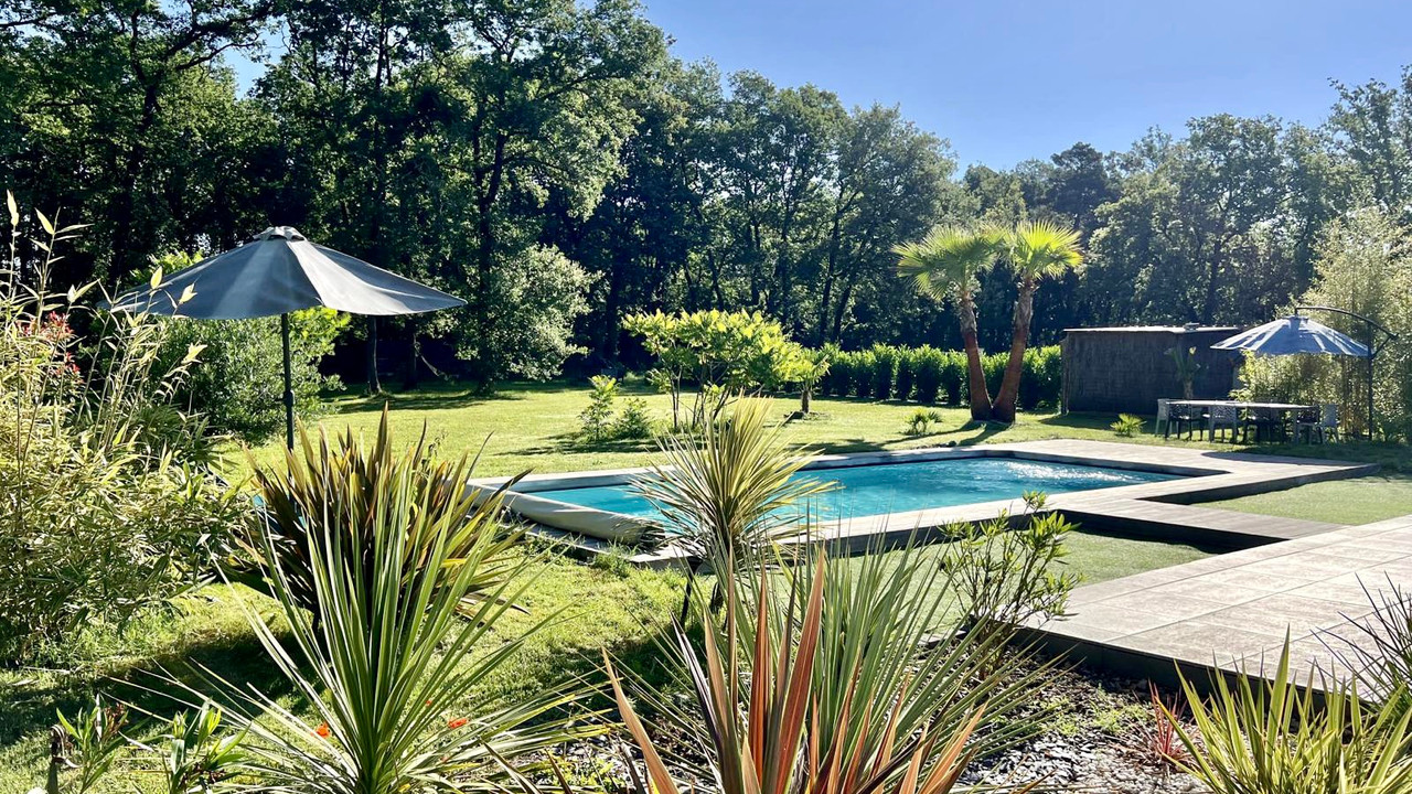 Beautiful detached 4 bed luxury home with heated pool and landscaped garden - 2