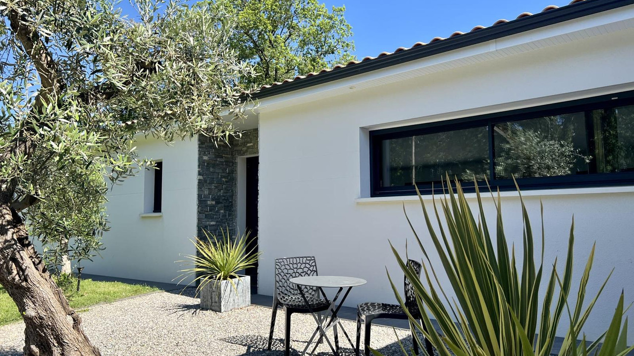 Beautiful detached 4 bed luxury home with heated pool and landscaped garden - 3