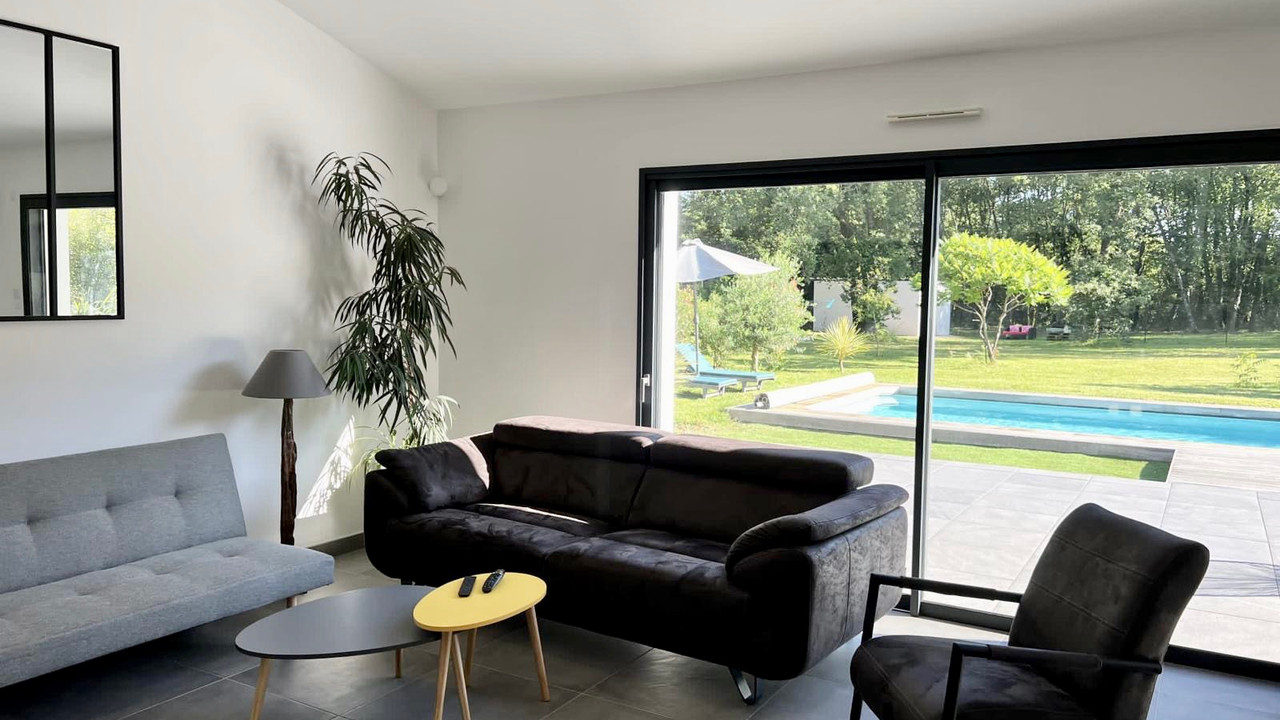 Beautiful detached 4 bed luxury home with heated pool and landscaped garden - 4