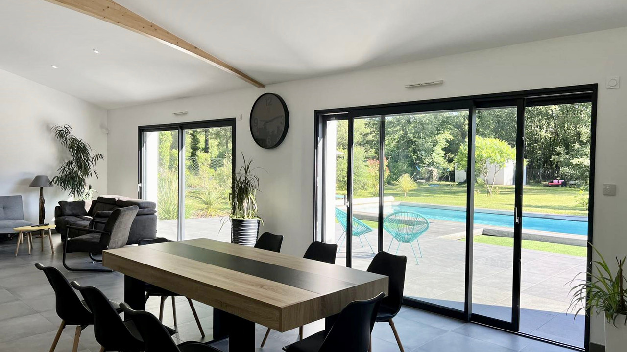 Beautiful detached 4 bed luxury home with heated pool and landscaped garden - 5