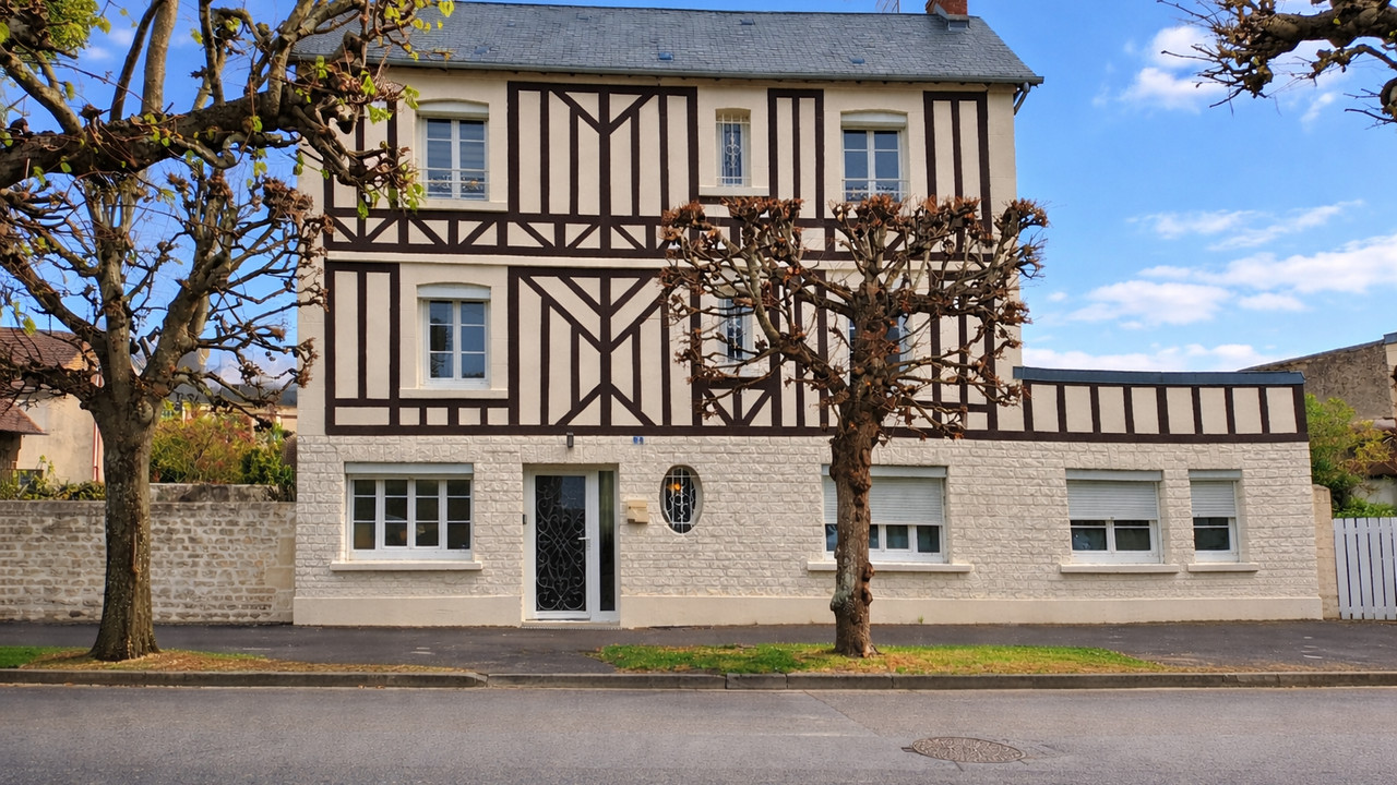 In the heart of Cabourg, a stunning 165-square-metre residence awaits. This property boasts six bedrooms