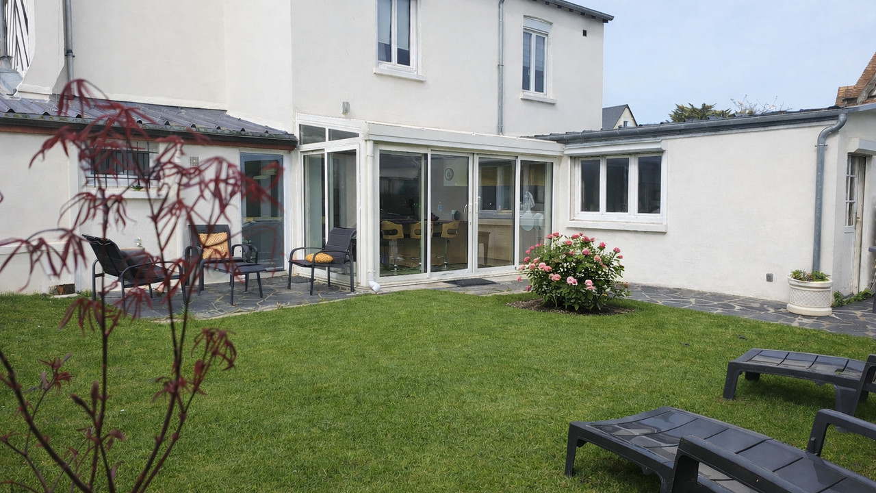 In the heart of Cabourg, a stunning 165-square-metre residence awaits. This property boasts six bedrooms - 2