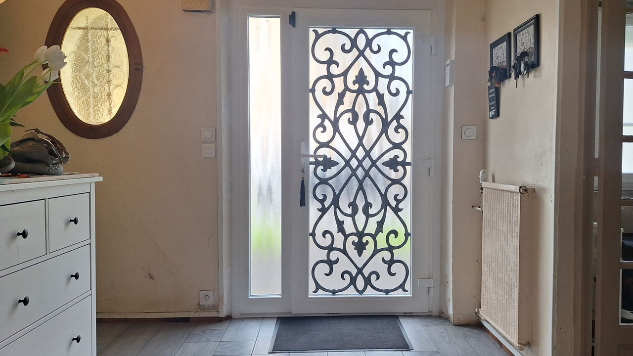 In the heart of Cabourg, a stunning 165-square-metre residence awaits. This property boasts six bedrooms - 4