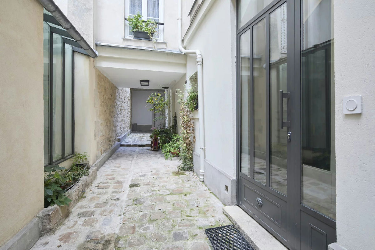 A charming pied-à-terre between Rue de Seine and Odéon - 15