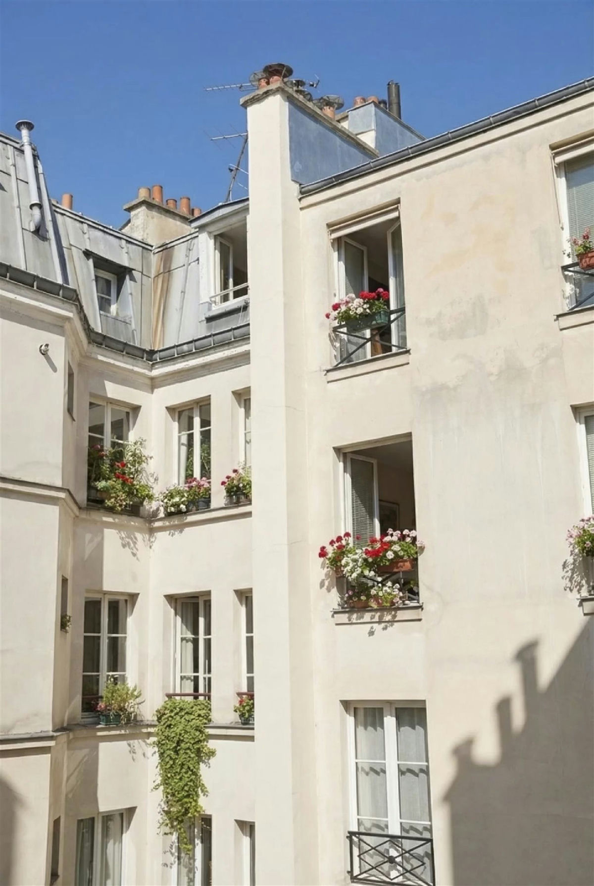 A charming pied-à-terre between Rue de Seine and Odéon - 16