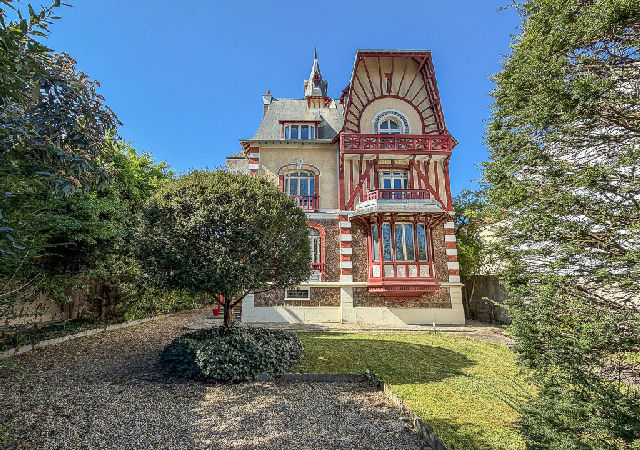 Anglo-Norman house - 350 sqm - 6 bedrooms - Facing the Marne