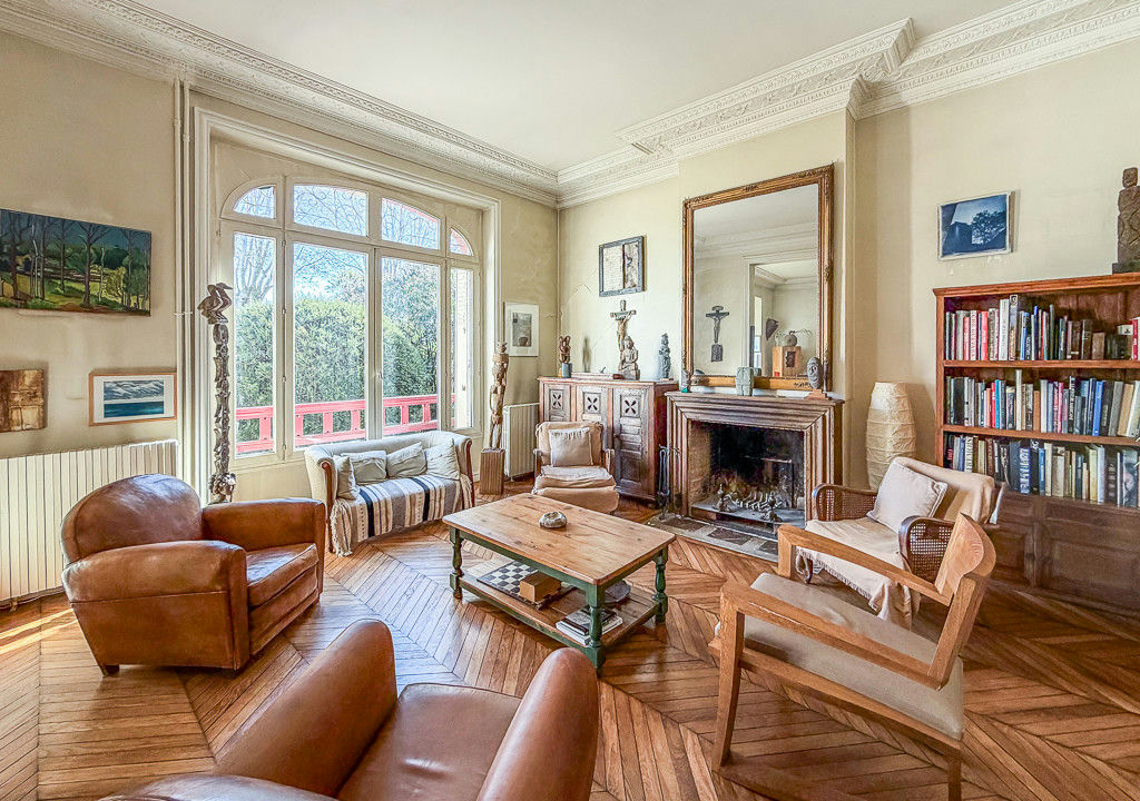 Anglo-Norman house - 350 sqm - 6 bedrooms - Facing the Marne - 4