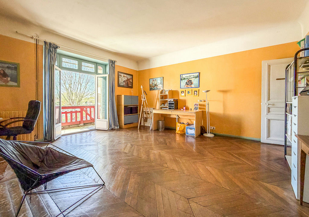 Anglo-Norman house - 350 sqm - 6 bedrooms - Facing the Marne - 8