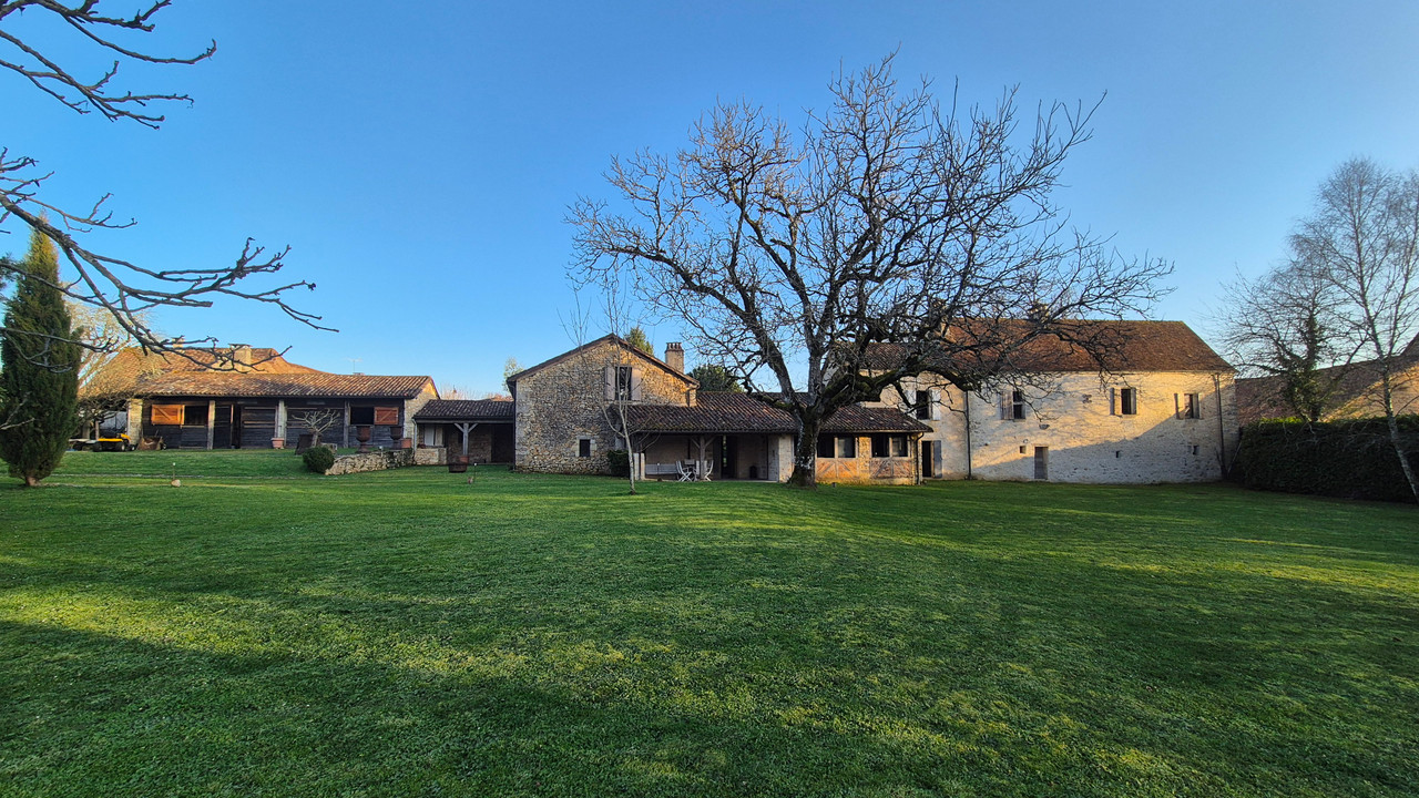 Exceptional property on the outskirts of Périgueux offering character and high-quality renovation! - 4