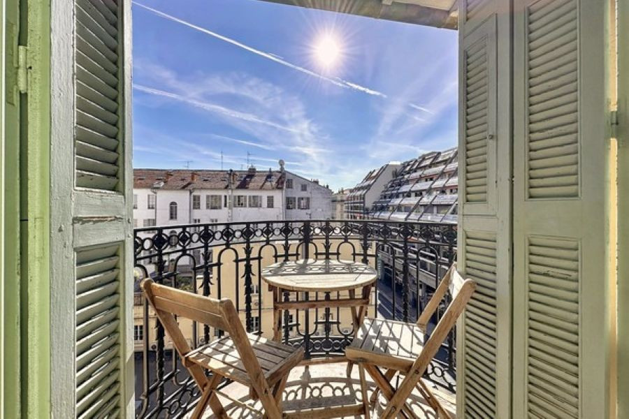 Carré d'Or, Nice Centre. top floor 3 rooms apartment m², m² balcony, beds, 1 baths, 1 shower, 1 wc