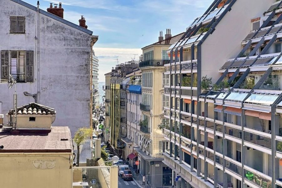 Carré d'Or, Nice Centre. top floor 3 rooms apartment m², m² balcony, beds, 1 baths, 1 shower, 1 wc - 2