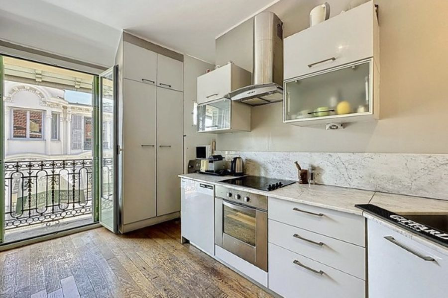Carré d'Or, Nice Centre. top floor 3 rooms apartment m², m² balcony, beds, 1 baths, 1 shower, 1 wc - 3