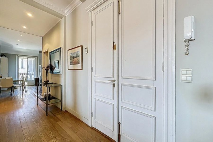 Carré d'Or, Nice Centre. top floor 3 rooms apartment m², m² balcony, beds, 1 baths, 1 shower, 1 wc - 4