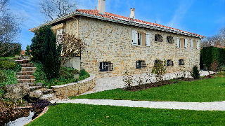 Spacious, pretty stone family home located 4 km from Angoulême town centre