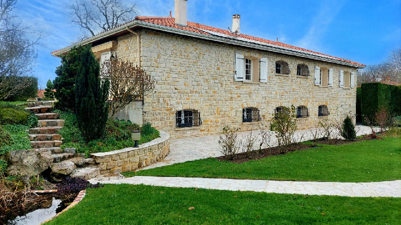 Spacious, pretty stone family home located 4 km from Angoulême town centre