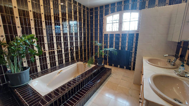 Spacious, pretty stone family home located 4 km from Angoulême town centre - 2