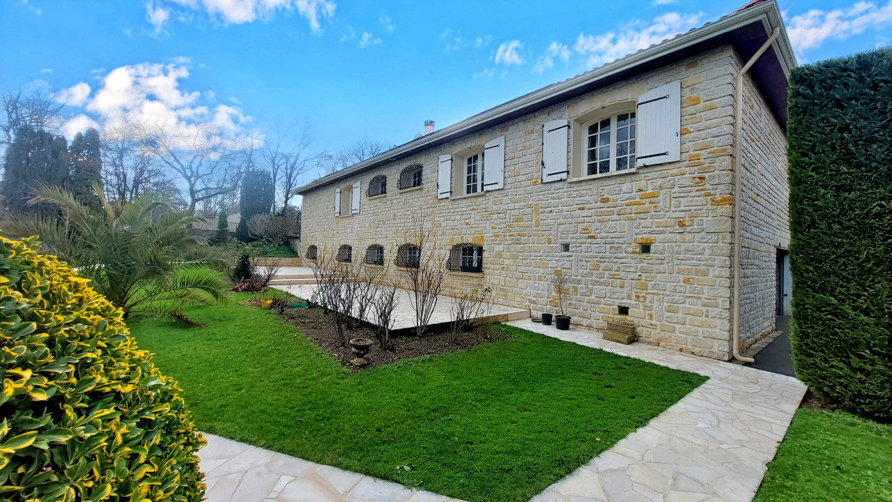 Spacious, pretty stone family home located 4 km from Angoulême town centre - 3