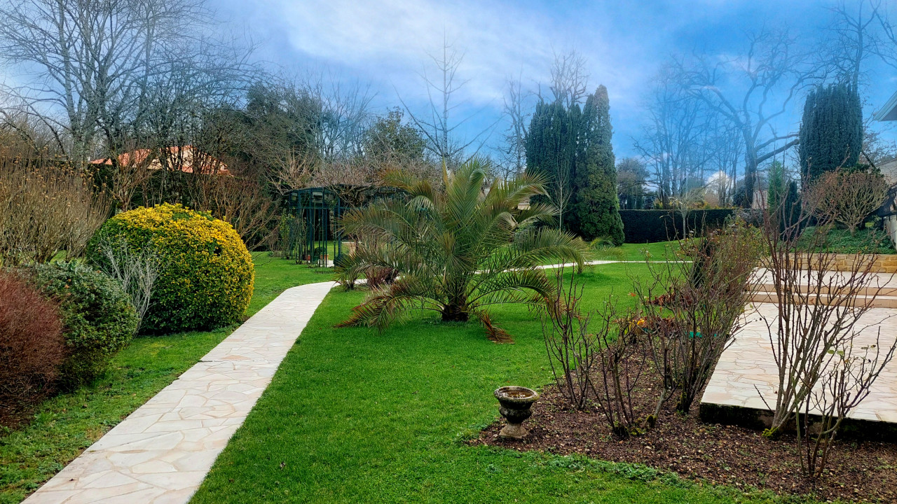 Spacious, pretty stone family home located 4 km from Angoulême town centre - 5