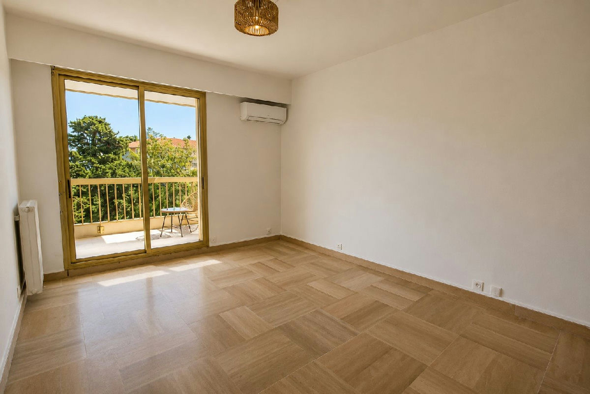 Antibes Centre with Garage included - 3 rooms 64 m2 on an upper floor - Unobstructed view - 7