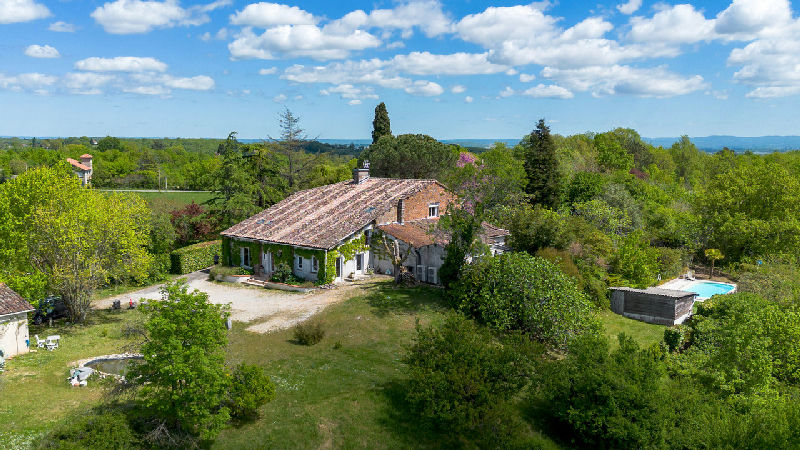 Spacious 12-bed property, 29 acres, beautiful views, private pool, hospitality or large family home