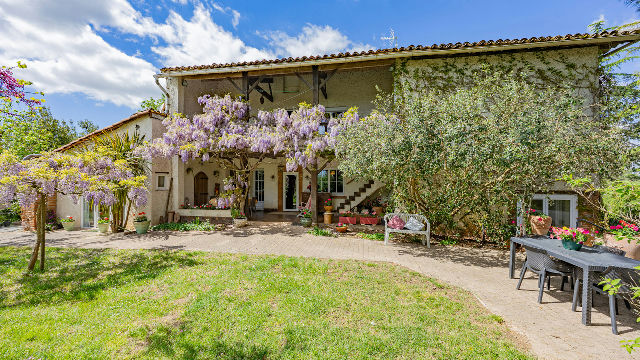 Spacious 12-bed property, 29 acres, beautiful views, private pool, hospitality or large family home - 3