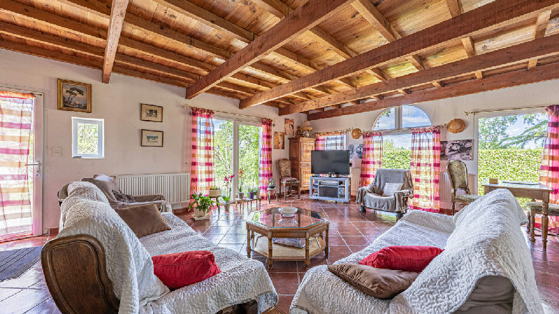 Spacious 12-bed property, 29 acres, beautiful views, private pool, hospitality or large family home - 4
