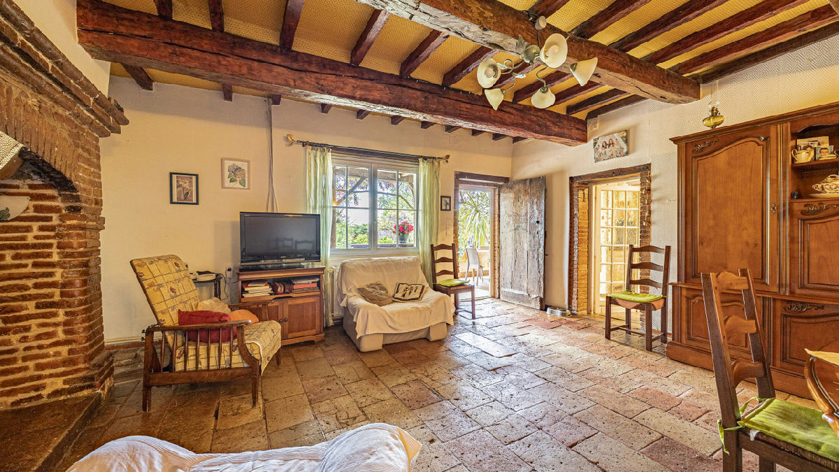 Spacious 12-bed property, 29 acres, beautiful views, private pool, hospitality or large family home - 5