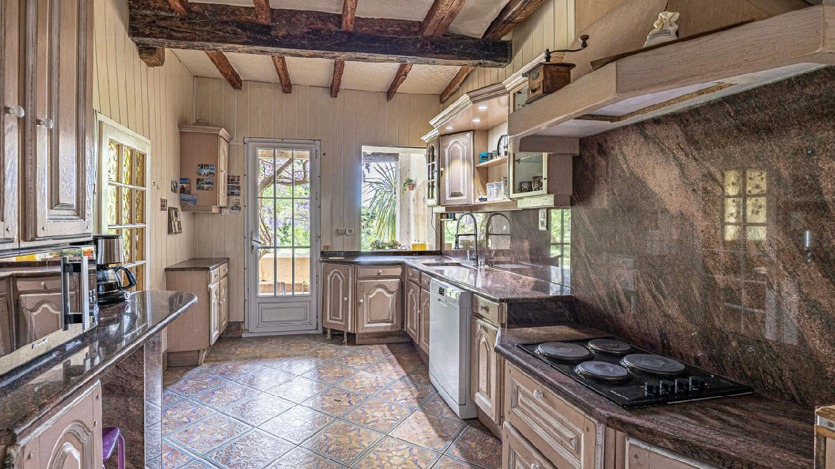 Spacious 12-bed property, 29 acres, beautiful views, private pool, hospitality or large family home - 6