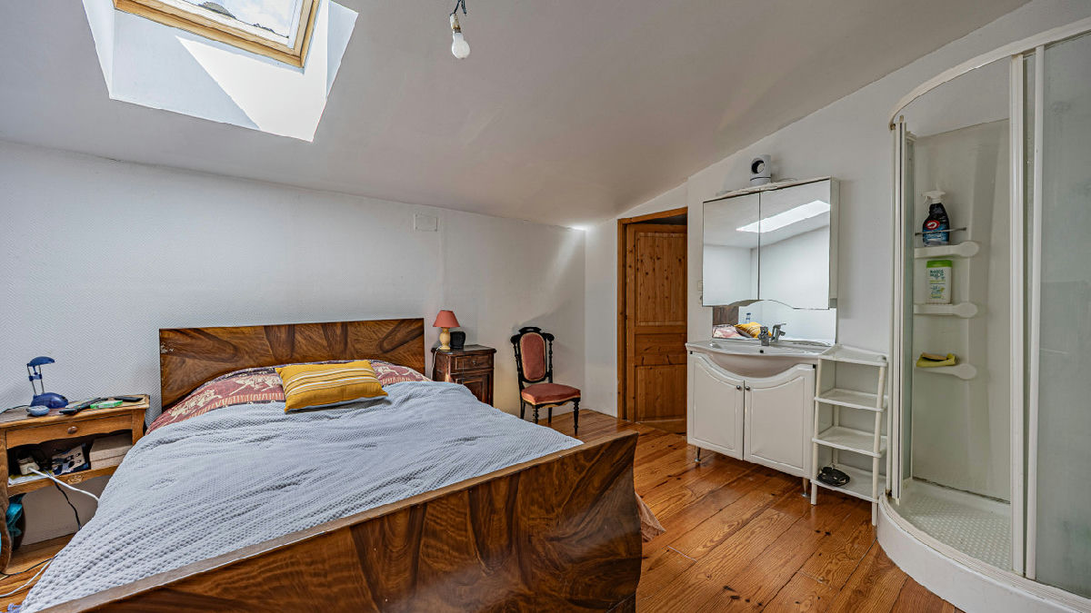 Spacious 12-bed property, 29 acres, beautiful views, private pool, hospitality or large family home - 8