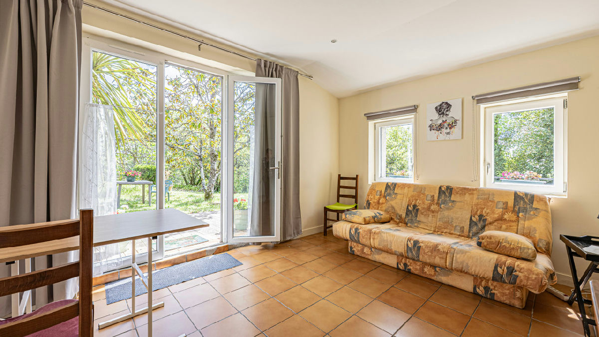 Spacious 12-bed property, 29 acres, beautiful views, private pool, hospitality or large family home - 9