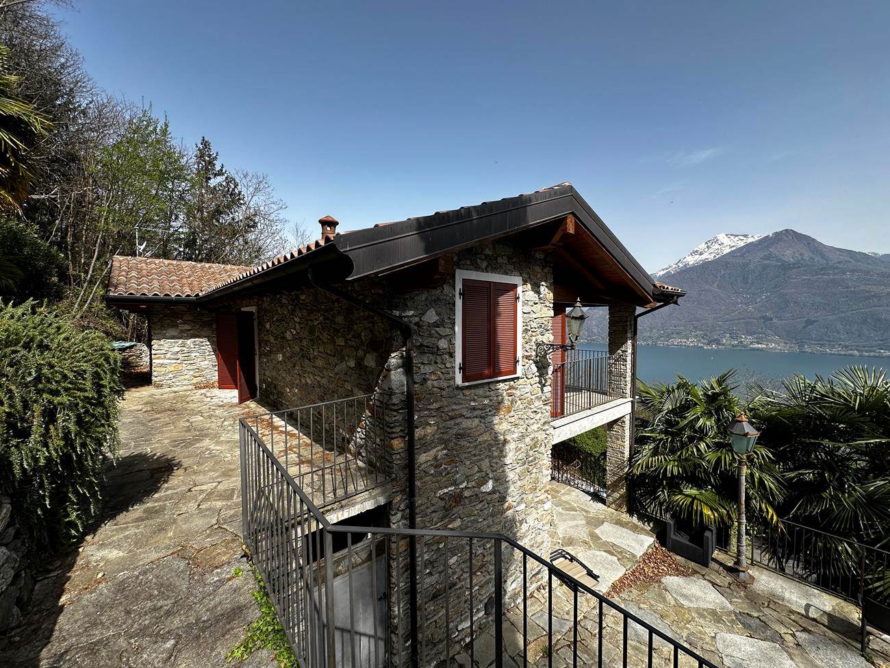 A splendid holiday home with garden, swimming pool and panoramic views set in the beautiful hills above Lake Como