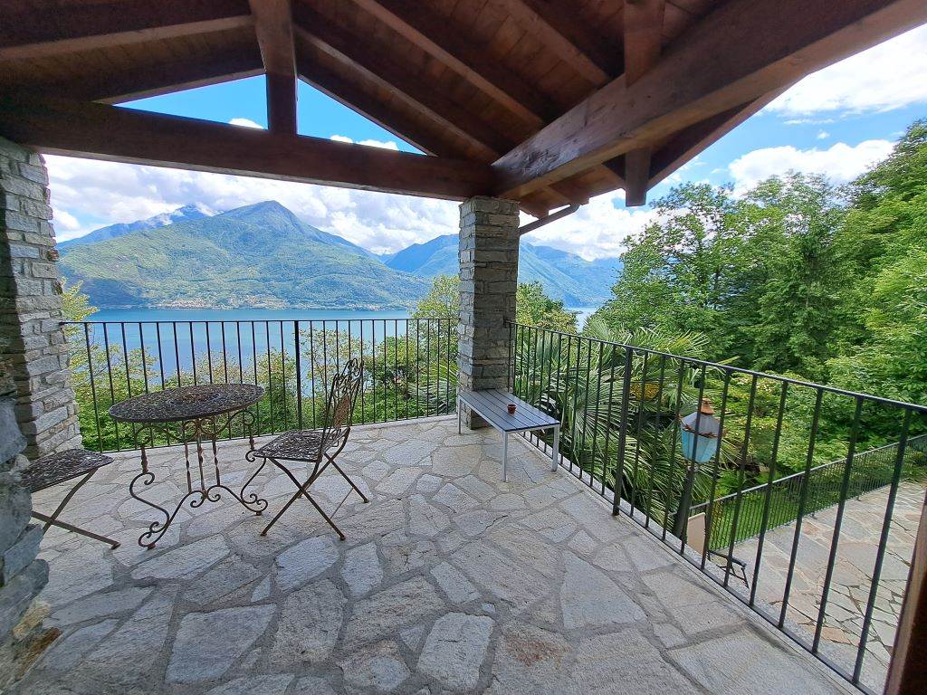 A splendid holiday home with garden, swimming pool and panoramic views set in the beautiful hills above Lake Como - 2