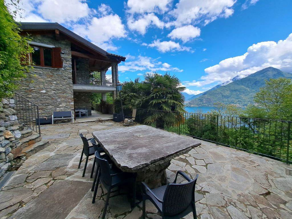 A splendid holiday home with garden, swimming pool and panoramic views set in the beautiful hills above Lake Como - 3