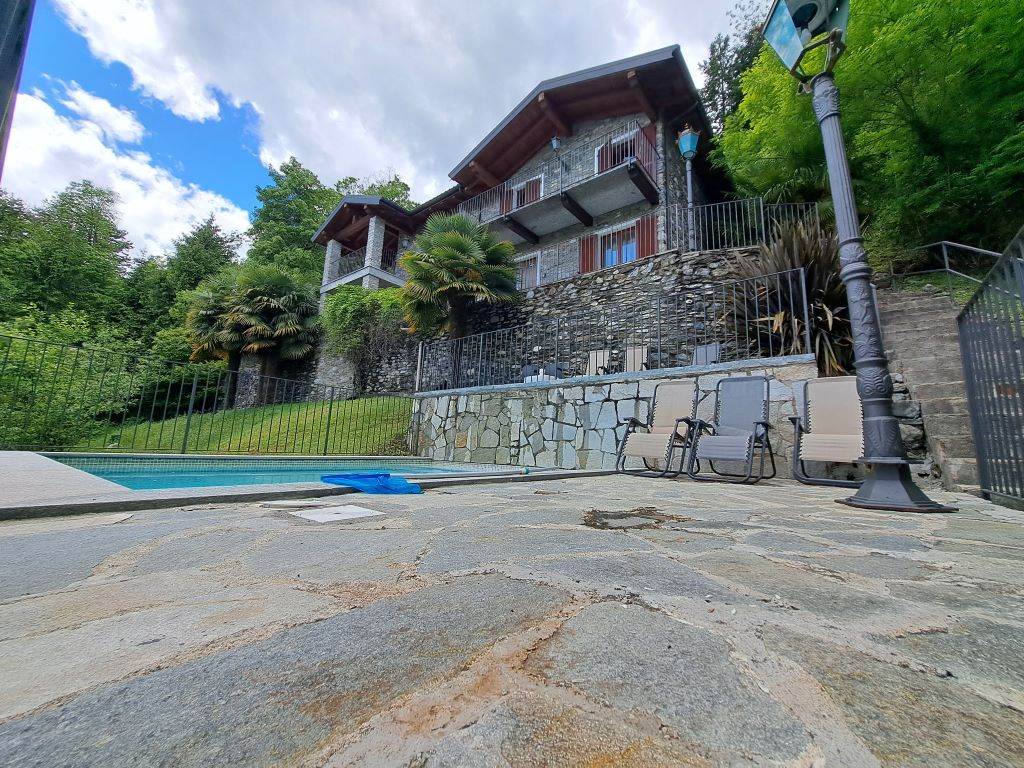 A splendid holiday home with garden, swimming pool and panoramic views set in the beautiful hills above Lake Como - 4