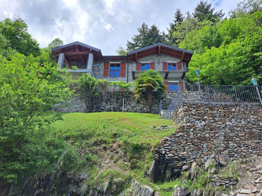 A splendid holiday home with garden, swimming pool and panoramic views set in the beautiful hills above Lake Como - 5